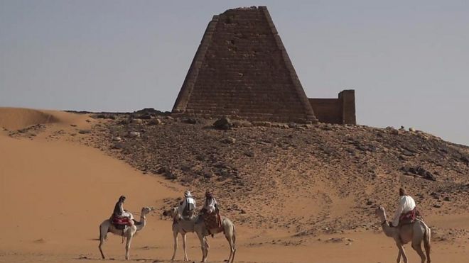 السودان إلى بعث قطاع السياحة من جديد من خلال إعادة إحياء معالم حضارتها العريقة وأهرامات منطقة المروي.