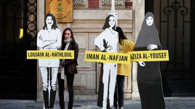 Протестующий в Париже призывает освободить задержанных правозащитниц из Саудовской Аравии