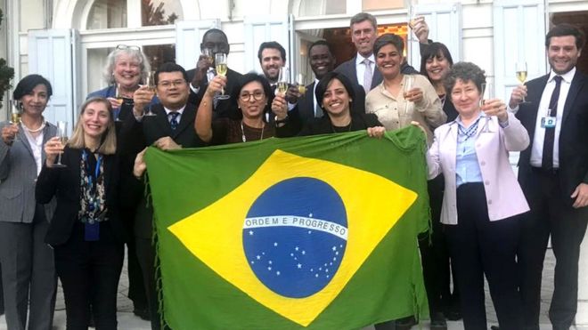 Maha Mamo celebra recebimento da cidadania brasileira em Genebra, na SuÃ­Ã§a