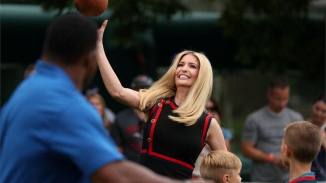 Иванка Трамп играет в баскетбол