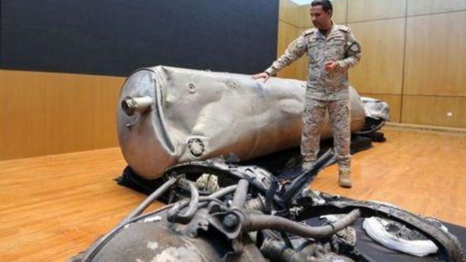 حطام صاروخ باليستي أطلقه الحوثيون على العاصمة السعودية الرياض