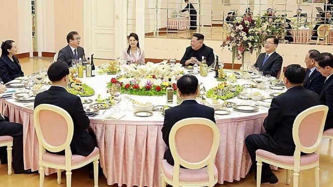 Лидер Северной Кореи Ким Чен Ын проводит ужин для южной делегации