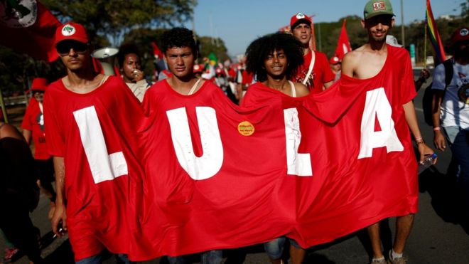 Сторонники бывшего президента Бразилии Луиса Иньясио Лула да Силвы на Марше Свободной Лулы в Бразилиа, Бразилия, 14 августа 2018 года