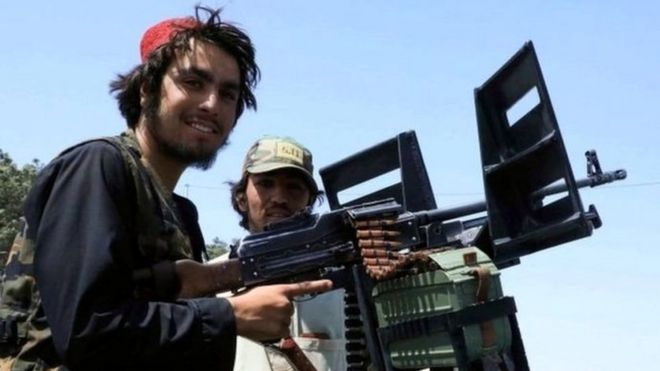 सड़कों पर गश्त लगाते तालिबान के लड़ाके