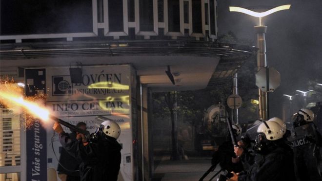 Полиция стреляет слезоточивым газом по антиправительственным демонстрантам, Подгорица, 24 октября 2015 года