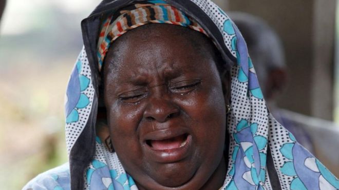 Femme dont la famille est morte dans la secte en pleurant