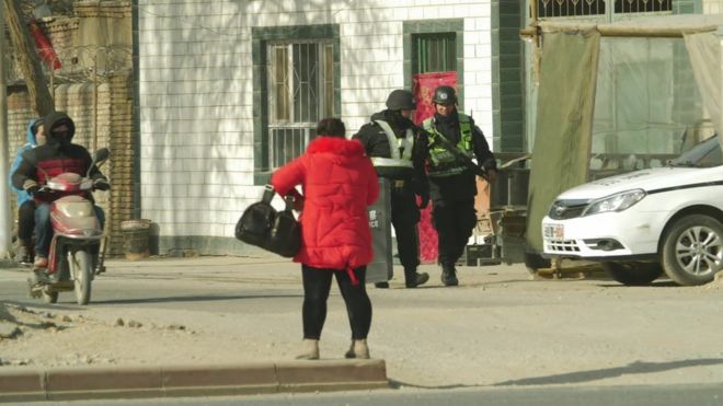 Уйгуры и полиция в Синьцзяне, январь 2018 года