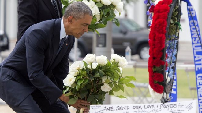 Barack Obama lays flowers for victims of mass shooting at Pulse nightclub at memorial in Orlando, Florida. 16 June 2016