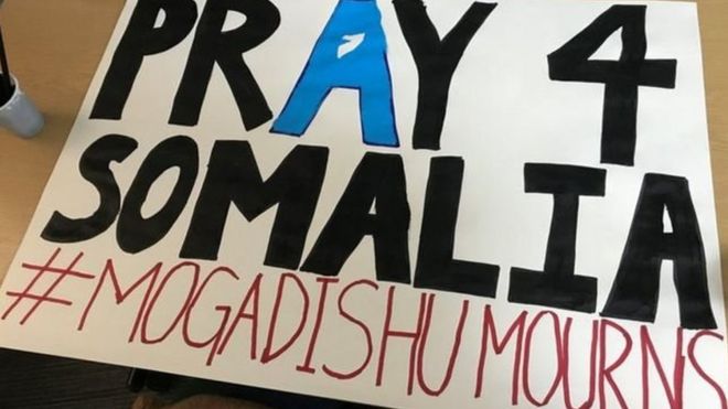 Pôster de alunos da University College London em solidariedade à Somália