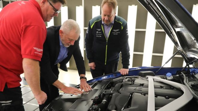 Джереми Корбин с исполнительным директором Aston Martin Энди Палмером (справа) и инспектором по качеству Барри Гриффином (слева) во время визита лидера лейбористов на завод Warwick, принадлежащий автопроизводителю, в ноябре прошлого года