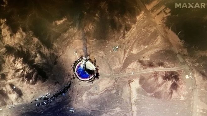 در تصاویر ماهواره ای از مکانی که از آن به عنوان یک پایگاه فضایی ایران نام برده می شود، ستونی از دود دیده می شود