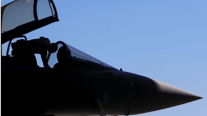 Военный механик Королевских ВВС проверяет истребитель Eurofighter Typhoon