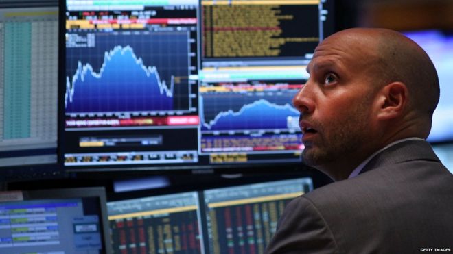 Трейдер работает на площадке Нью-Йоркской фондовой биржи (NYSE) 24 августа 2015 года в Нью-Йорке.