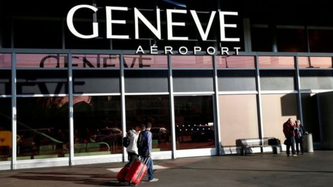 طفلة تخترق إجراءات الأمن في مطار جنيف وتصعد للطائرة بلا تذكرة _98579042_mediaitem98578679