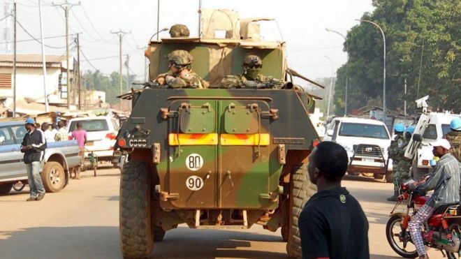 Миротворцы ООН патрулируют свои бронетранспортеры (БТР) вдоль улицы во время президентских выборов в преимущественно мусульманском районе ПК-5 в Банги ЦАР