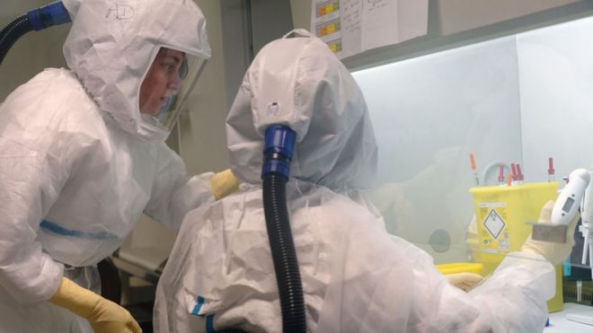 Virólogas del Instituto Pasteur, en Francia, trabajan con muestras de coronavirus, protegidas con trajes y equipos especiales