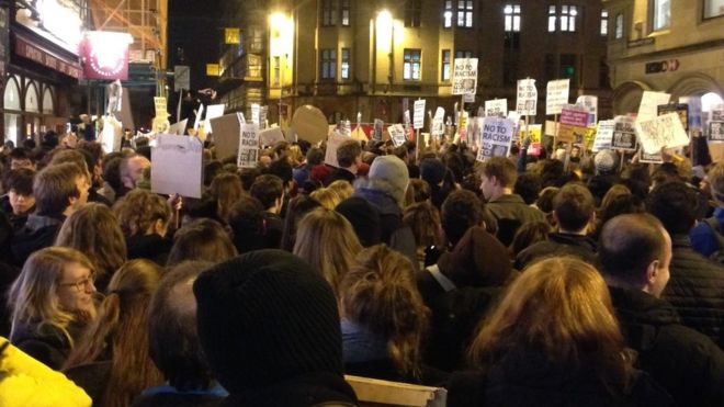 Протестующие держат плакаты в центре Оксфорда, Cornmarket St (30 января)