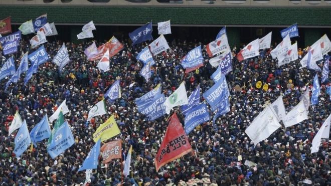 Протестующие в Южной Корее принимают участие в антиправительственном митинге в центре Сеула (5 декабря 2015 г.)