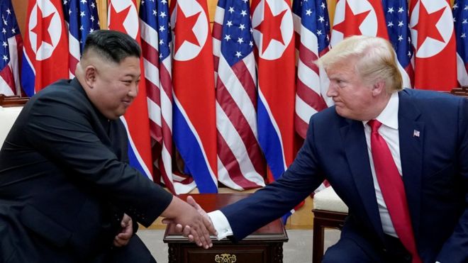 Президент США Дональд Трамп пожимает руку лидеру Северной Кореи Ким Чен Ыну в демилитаризованной зоне, разделяющей две Кореи