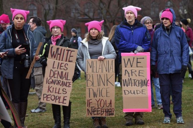 Протестующие в розовых "шапках" сплотили вокруг мира против выборов Трампа