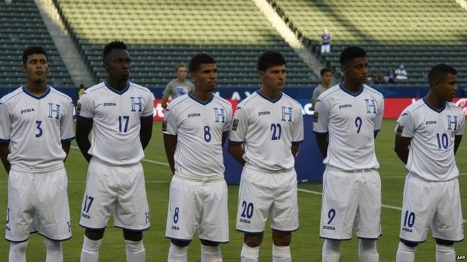 Игроки Гондураса перед матчем с Гаити, 3 октября 2015 года