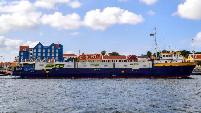 Корабль снабжения Midnight Stone прибывает из Пуэрто-Рико с помощью в Венесуэлу, в порт Виллемстад, Кюрасао, Нидерландские Антильские острова, 24 февраля 2019 г.