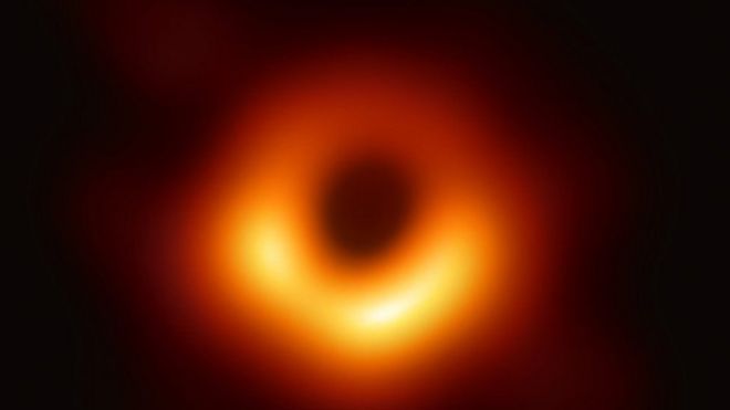 Ось перше у світі фото чорної діри. Як його зробили?