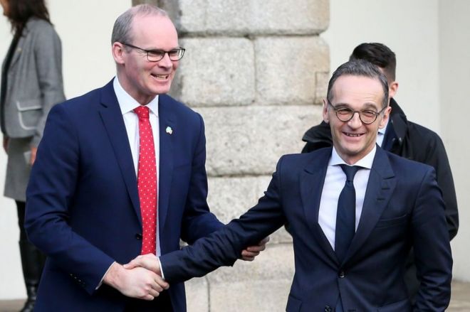 Министр иностранных дел Ирландии Саймон Ковени (слева) обменивается рукопожатиями с министром иностранных дел Германии Хайко Маасом (справа) на конференции «Глобальная Ирландия 2025: создание этого положения» в Дублинском замке 8 января 2019 года