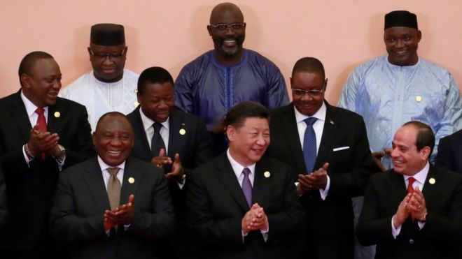 Президент Китая Си Цзиньпин с лидерами африканских стран хлопают в ладоши во время групповой фотосессии во время Форума по китайско-африканскому сотрудничеству