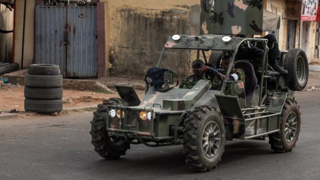 Автомобиль нигерийской армии на дороге
