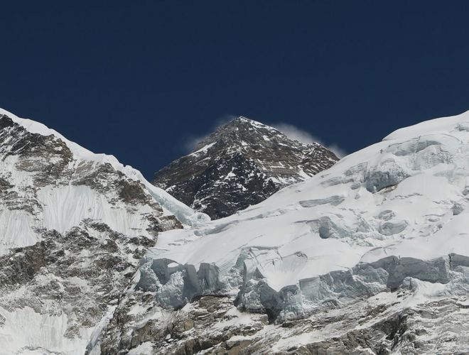 Гора Эверест (высота 8848 метров) видна в регионе Эверест, примерно в 140 км к северо-востоку от непальской столицы Катманду.