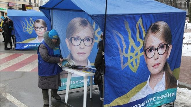 Юлія Тимошенко роз'яснює, як знизить ціну на газ удвічі і агітаційних матеріалах, і у соцмережах в окремому відео