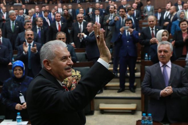 Премьер-министр Турции Бинали Йылдирим машет рукой на встрече депутатов АКП в Анкаре, 8 ноября