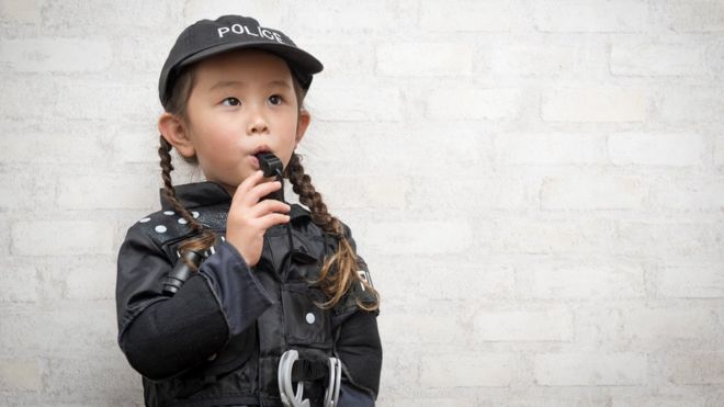 Японцев с детства учат уважать полицию