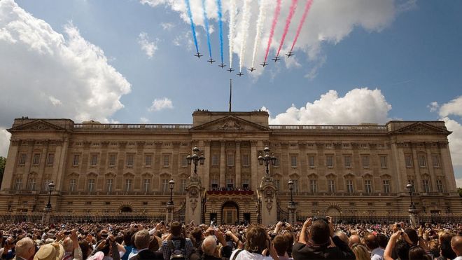 Команда «Красные стрелки» полетела над Букингемским дворцом после парада именинника королевы