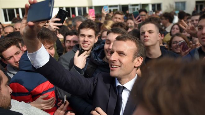 Президент Франции Эммануэль Макрон делает селфи со студентами в старшей школе Тереза ??Планиоле в Лош, центральная Франция, 15 марта 2018 года