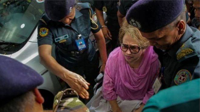 ২০১৮ সালের ৬ই অক্টোবর কারাগার থেকে হাসপাতালে নিয়ে যাওয়ার সময় খালেদা জিয়া