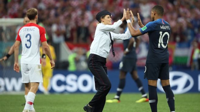 Članica benda Pusi Rajot „baca kosku" fudbalerima tokom finalnog meča na Svetskom prvenstvu