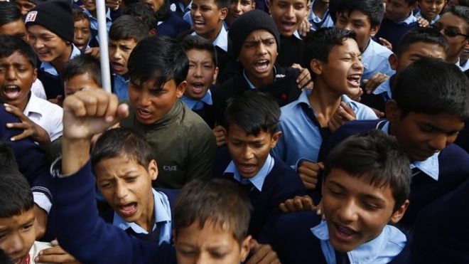 Непальские школьники выкрикивают антииндийский лозунг во время митинга в Катманду (24 ноября 2015 года)