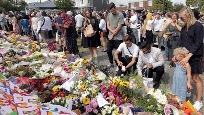 Цветочная дань памяти жертв нападений на мечеть Крайстчерч