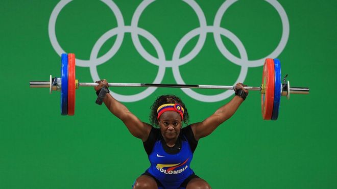 Ubaldina Valoyes Cuesta de Colombia durante el levantamiento de pesas de los Juegos Olímpicos Río 2016.