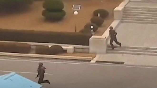 Khoảnh khắc lính Bắc Hàn vượt biên sang Nam Hàn