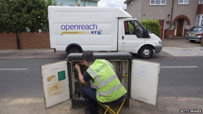 Инженер BT Openreach, работающий над интернет-кабелями на улице