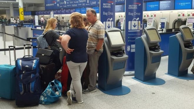 Пассажиры на стойке регистрации British Airways в аэропорту Гатвик 27 мая.