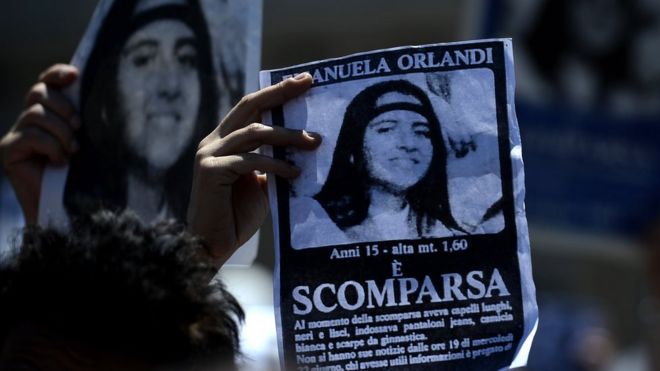Демонстрант держит плакат Эмануэлы Орланди с надписью «Пропавший». на площади Святого Петра, в Ватикане, 27 мая 2012 года