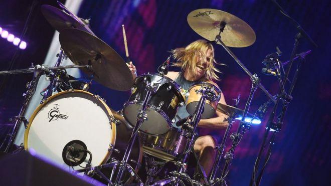 Тейлор Хокинс из Foo Fighters, выступающий на главной сцене для Radio 1 Big Weekend в 2015 году