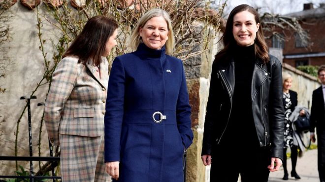 La primera ministra de Finlandia, Sanna Marin (derecha), y la líder sueca Magdalena Andersson en Estocolmo.