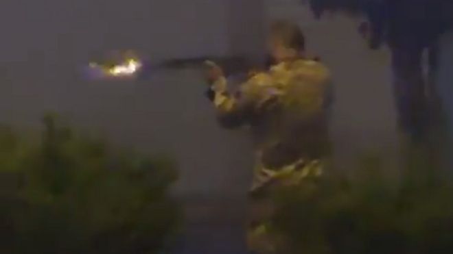 صحنه ای از یک ویدئو که معترضان از لحظه شلیک توسط نیروهای امنیتی منتشر کرده اند