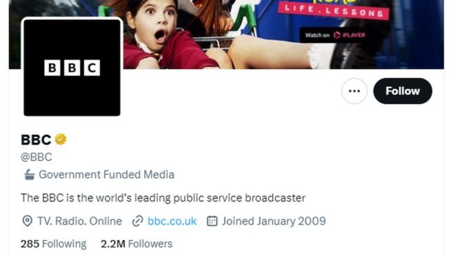 تصویری از اکانت اصلی بی‌بی‌سی در توییتر که عبارت «رسانه‌ای با بودجه دولتی» از طرف این شبکه اجتماعی، زیر اسم بی‌بی‌سی اضافه شده است