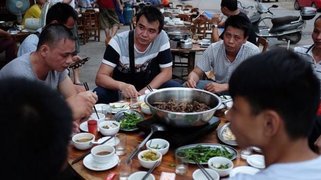 Ảnh chụp ngày 9/5/2016 cảnh thực khách ăn thịt chó tại Quảng Tây, Trung Quốc.